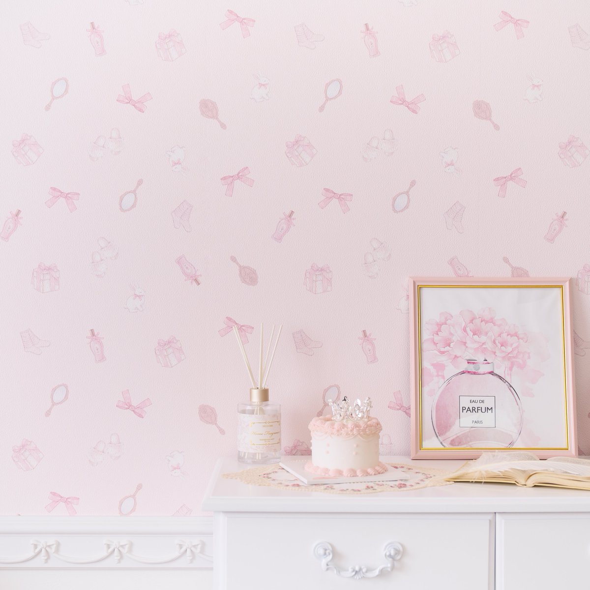 romapri_info's tweet photo. 🎀𝙋 𝙍 𝙀 𝙎 𝙀 𝙉 𝙏  第211弾🎀

ロマプリオリジナルのシールタイプの貼ってはがせる壁紙🏰♡

イラストレーターのyayoiさまに描いていただいた、
淡いピンクカラーにリボンやギフトボックス、ルームシューズなど
愛らしいモチーフをたっぷり詰め込んだガーリーな壁紙を
3本セットでプレゼント🎁 ˎˊ˗

繊細なタッチで描かれたモチーフたちに囲まれて
癒しのお部屋時間が叶いそう🦢♡

🌷RTとフォローで応募完了♡  
2/20(火)までのRTが対象です