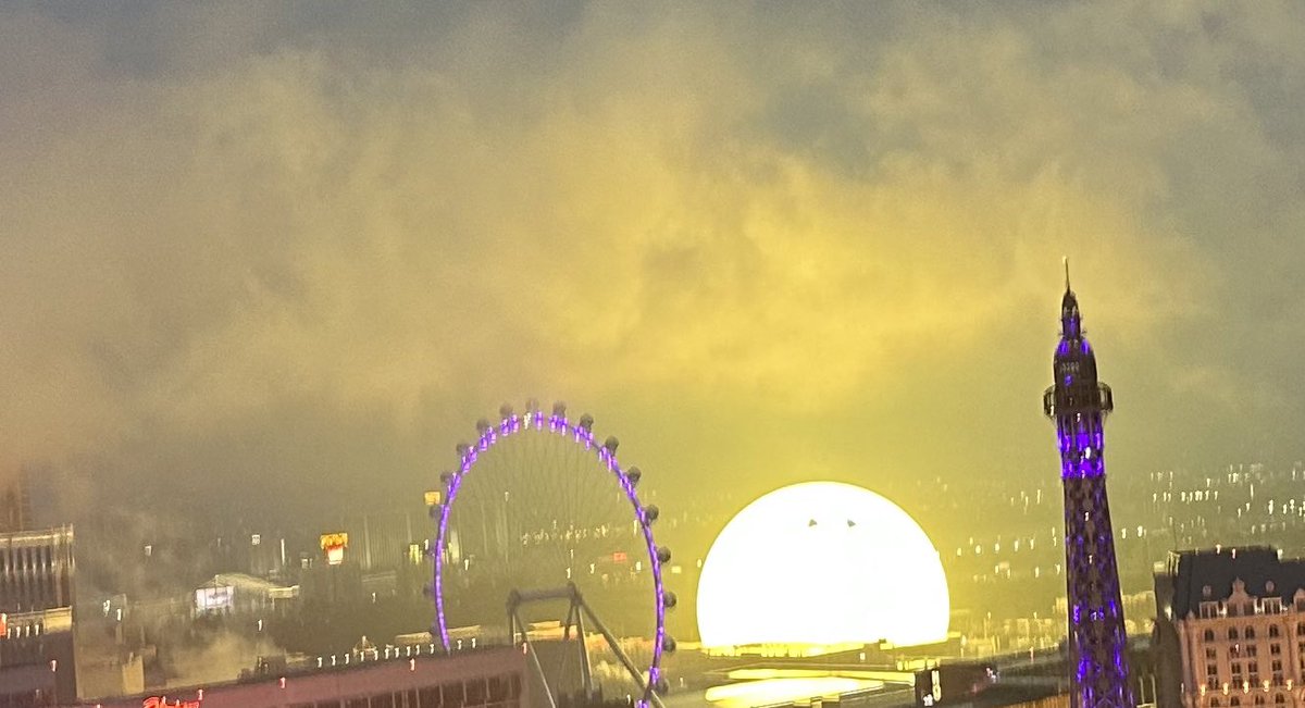aretteepls's tweet photo. The sky is turning yellow because of Spunch Bob https://t.co/3u9OPhytIe