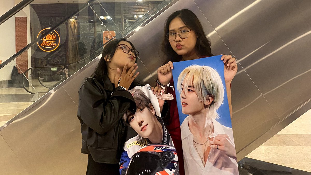 cottonhyunjaee's tweet photo. happy britdey @noonaamee__
dri ak & nak lanang ku
#KakakOteyDay #OurMaknaeDay
#FebruaryWithOtey https://t.co/TNjyDmnvBu