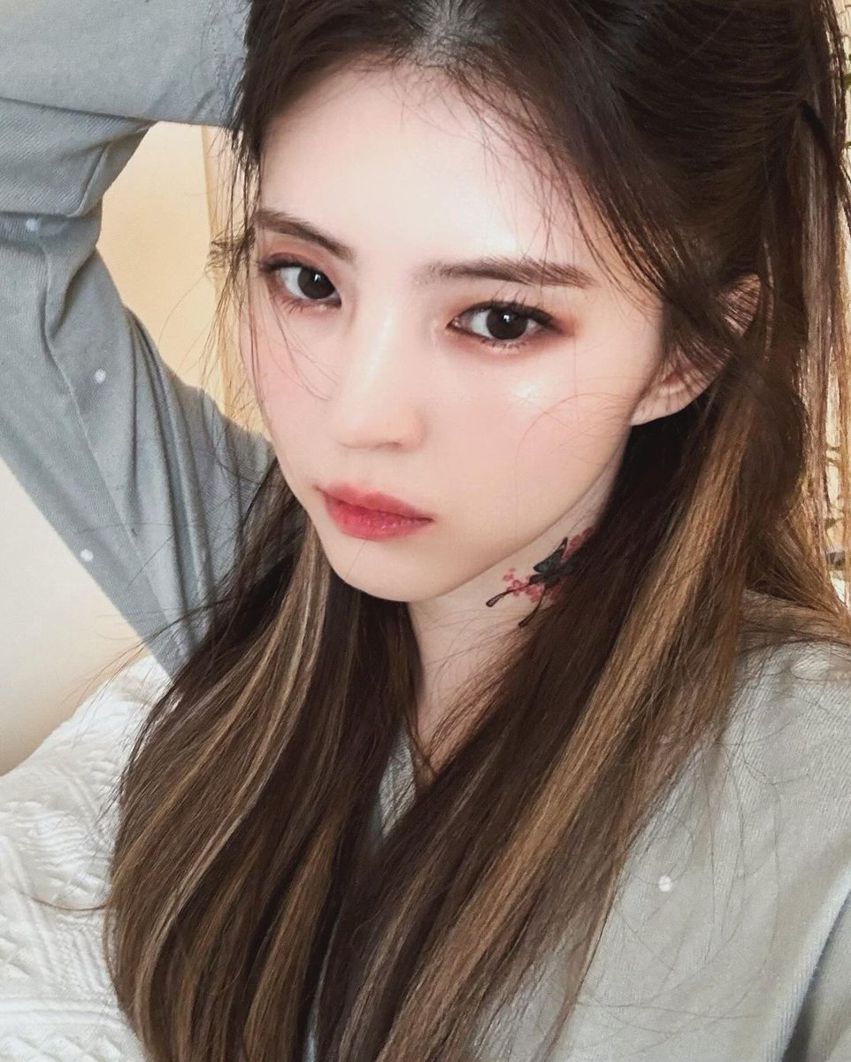 tulhips's tweet photo. Capturing a moment of self-reflection and beauty, this selfie is a snapshot of authenticity and grace. https://t.co/uuODtR8vCq