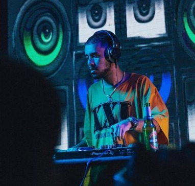 manguetownrev's tweet photo. Chegando com tudo na programação eletrônica, o representante pernambucano da vez é Kai, o caruaruense Kaique Lopes (@kaiqqqque). Com um som voltado para o hip-hop, techno e R&amp;B, ele já passou pelo Coquetel Molotov e é residente da DIP Festa.
#RecBeat #CarnavalRecife #Manguetown https://t.co/7fBmsD3vvB