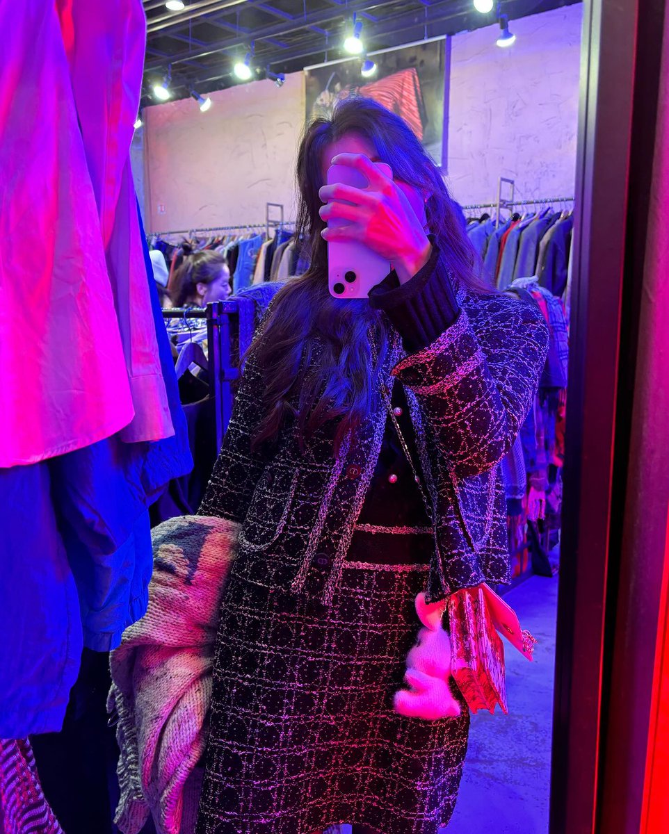 tulhips's tweet photo. Reflecting confidence and charisma in the mirror's gaze, this selfie captures a moment of undeniable allure. A symphony of elegance unfolds, as the mirror becomes a canvas for the artistry of self-expression and magnetic charm. https://t.co/IvjkcRYcfr