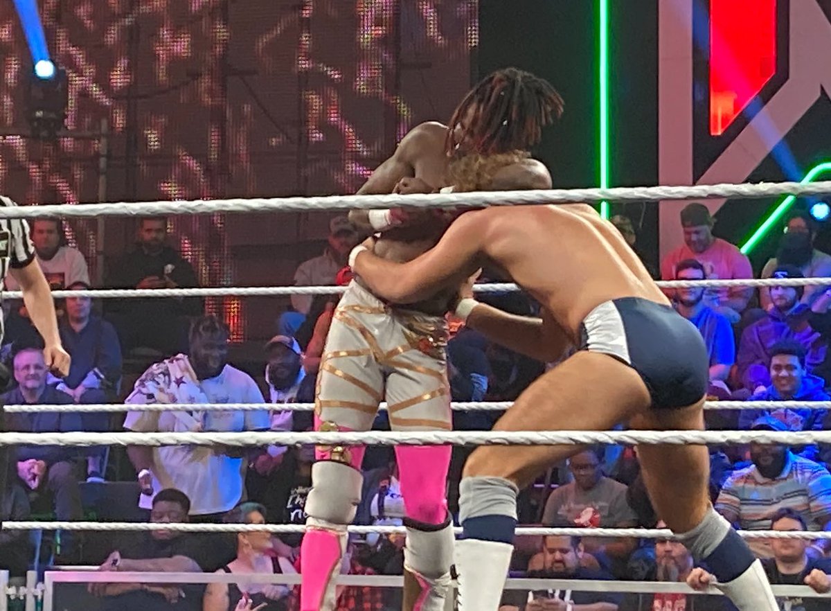 WrestleOps's tweet image. Je’Von Evans [FKA Jay Malachi] made his WWE debut tonight on ‘Level Up’ against Brooks Jensen!

📸: @DebbieDeans8