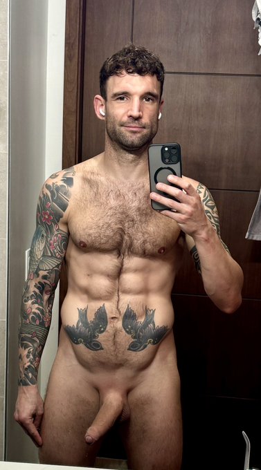 Shirts are overrated and so are pants 🤷🏻&zwj;♂️😝 https://t.co/vsRu4SVe4x