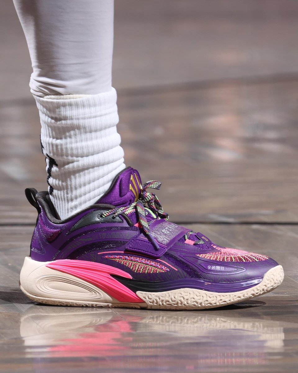 Kyrie Irving debuted his first signature sneaker with Anta 👀 The Anta Kai 1 in the “Artist On Court” colorway. This is Irving’s first signature sneaker since the end of his relationship with Nike in December 2022.