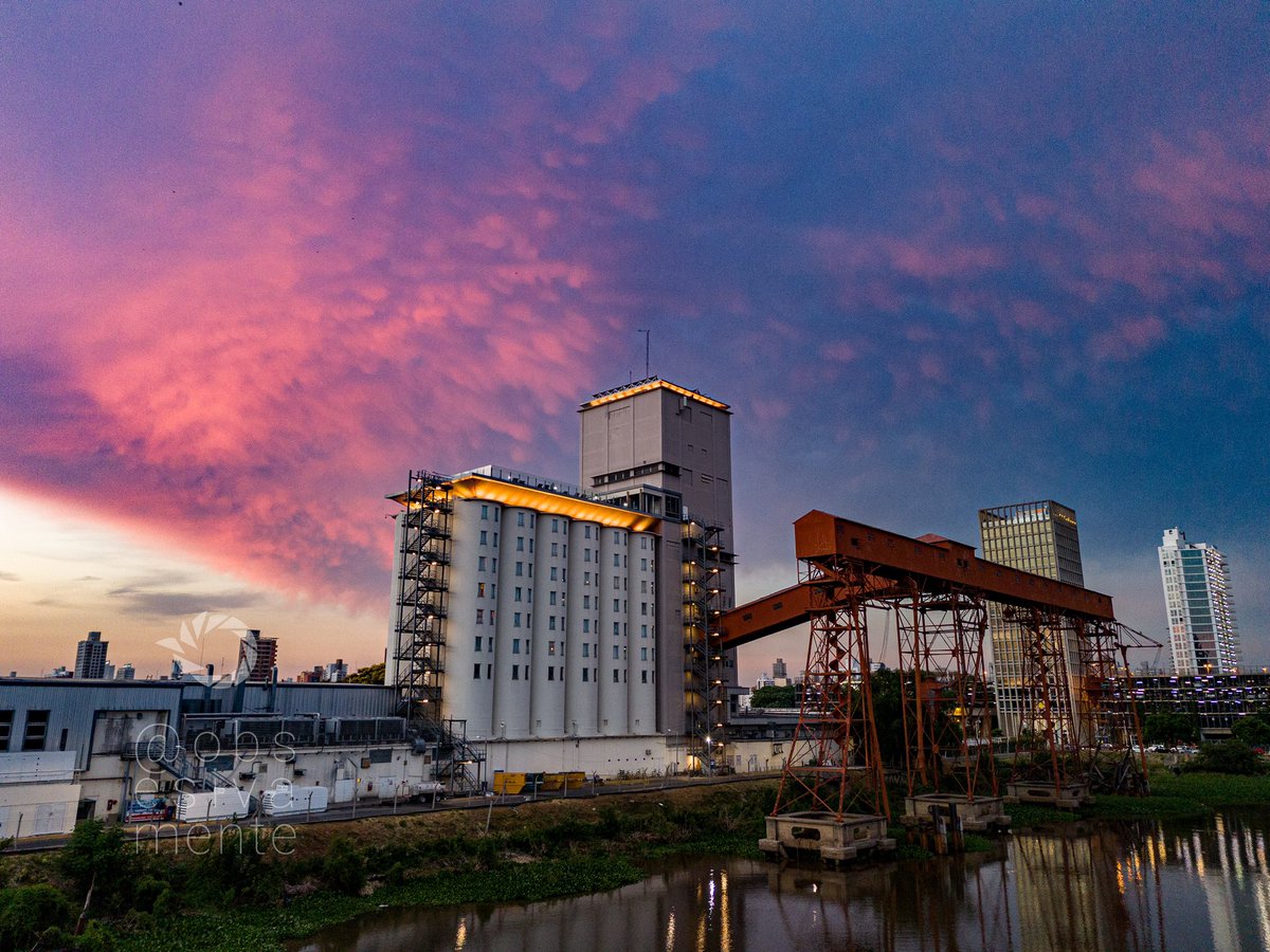 obsesivamente's tweet photo. Calurosos, pero muy lindos. 
Los atardeceres de ayer (las mammatus de la última foto) y hoy, desde el @PuertoStaFe y con el Hotel Los Silos de protagonista. https://t.co/J3ldzglMop