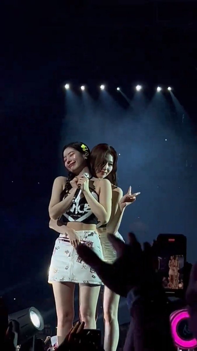 staywithmesana's tweet photo. The way Sana checked out Dahyun, flips her hair and then hugged her.

THIS GIRL ISTG

#SAIDA

cr sanwtozaki https://t.co/XZopfvcJnU