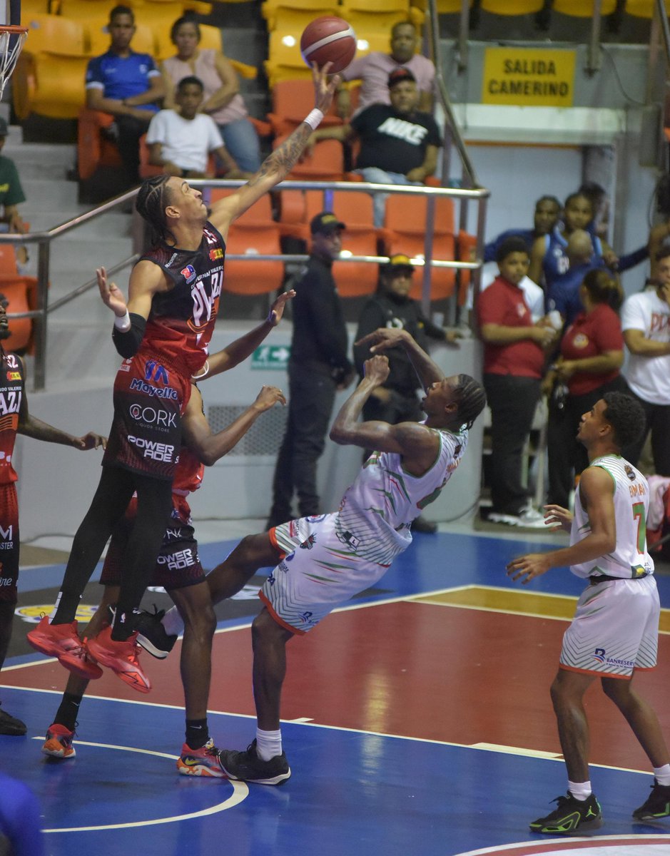 Aneud's tweet photo. Santiago. Imagenes del partido entre #CUPES 93 vs #LPLAZA 83 copa @BanreservasRD #tbss @TenchyRodNYC @baloncestomundi @basketdom https://t.co/J5hn3NsSAk