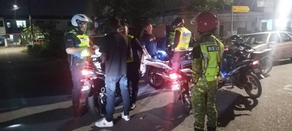 RelaKluang's tweet photo. RONDAAN KOMUNITI RELA BERSAMA PDRM

Tarikh : 6 Februari 2024
Tempat : Sekitar Bandar Kluang

@KDNPUTRAJAYA @relamalaysia @yahyakgc @RELA_Johor @abdaziz_sidi

#SetiaBerbakti https://t.co/4nN9nGW0IS
