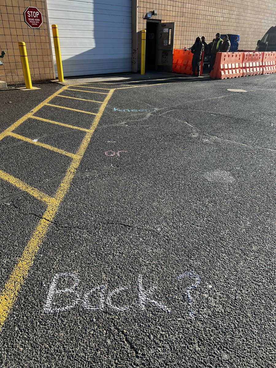 UPSManJohn's tweet photo. It’s #GuardGateActivity and we’re talking about BACK FIRST EXCEPTIONS. No not the driving ones, the kind where you lift with your back first before bending your knees! Make sure you get close to the package and bend your knees when needed, never bend at the waist! https://t.co/tEurzCPs6d