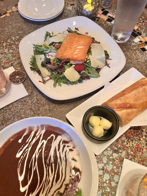 We love spontaneous date nights! https://t.co/GlSqLLVUAS
