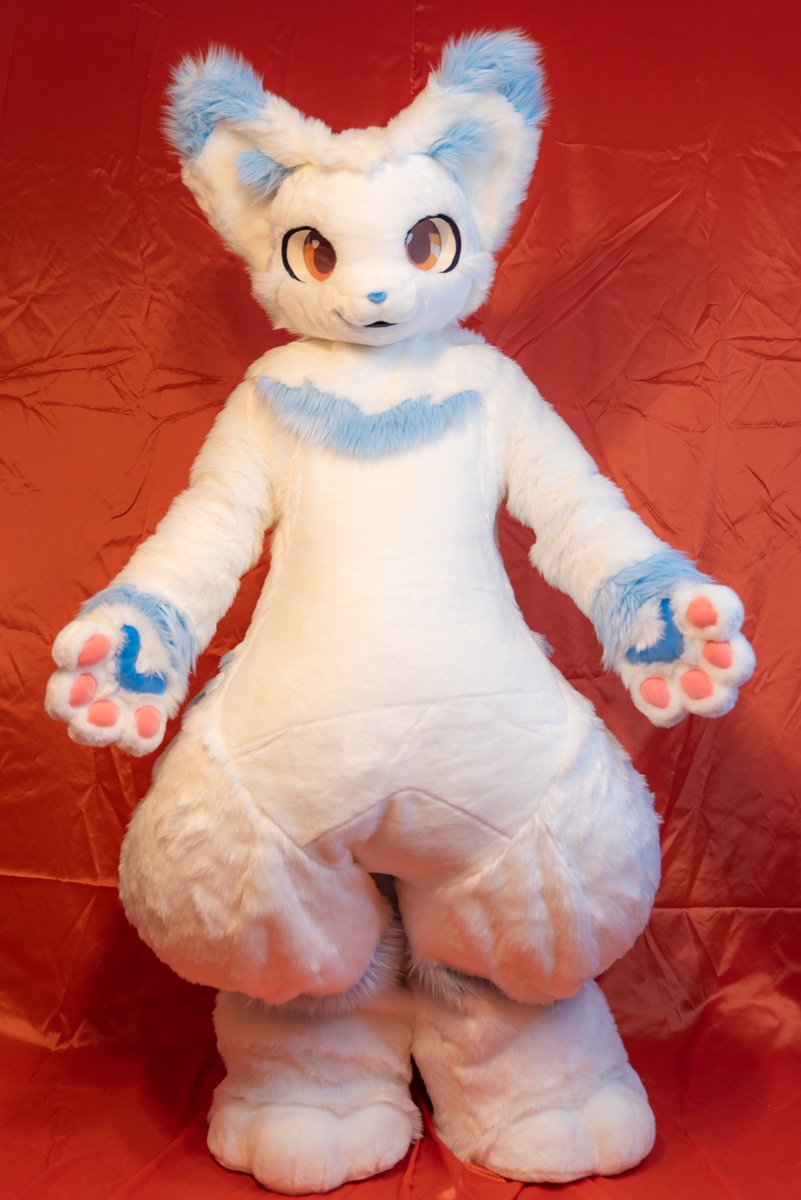 RayWings1656's tweet image. ShouYi - The White Fox🦊
シュウイー - しろきつね🦊
Feel free to give me a hug when you see me at an event. I'll be glad.🥰🥰
イベントなどで見かけた時、ぜひ僕をハグしてください。僕は嬉しいです!🥰🥰
改めてよろしくお願いしますー!
🪡: @nanon_1st (#nanon_works)
🎨: @rugia1992