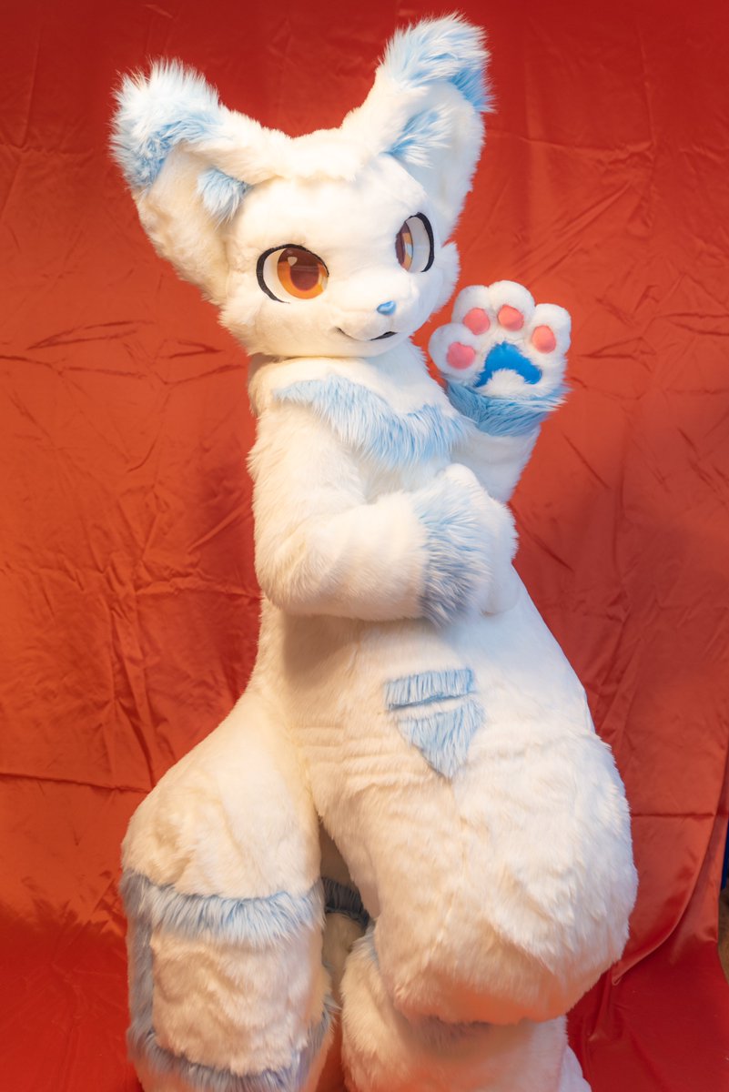 RayWings1656's tweet image. ShouYi - The White Fox🦊
シュウイー - しろきつね🦊
Feel free to give me a hug when you see me at an event. I'll be glad.🥰🥰
イベントなどで見かけた時、ぜひ僕をハグしてください。僕は嬉しいです!🥰🥰
改めてよろしくお願いしますー!
🪡: @nanon_1st (#nanon_works)
🎨: @rugia1992