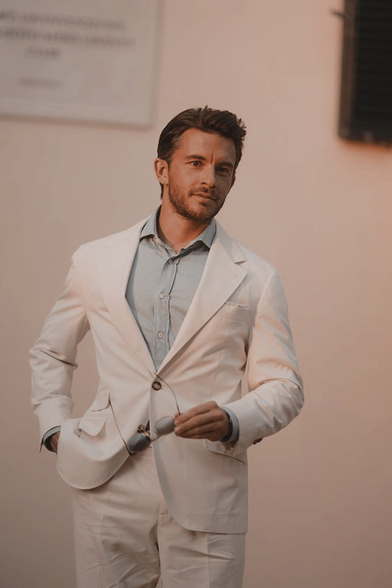 θέλει κανείς να βγάλουμε αυτόν τον Έλληνα έξω για ποτό και διασκέδαση?