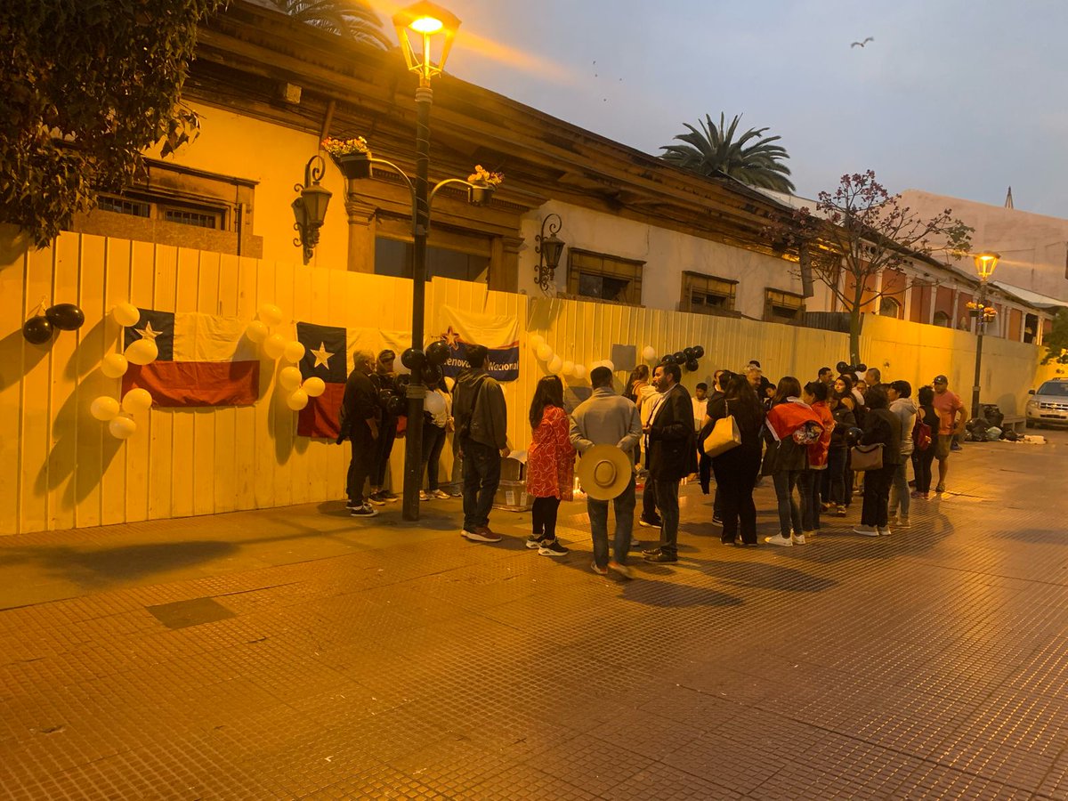 #Elqui #LaSerena Durante esta tarde noche se realizó una velatón en el frontis de la casa #Piñera en la calle Prat organizada por los partidarios y amigos del ex Presidente Sebastián Piñera en la zona