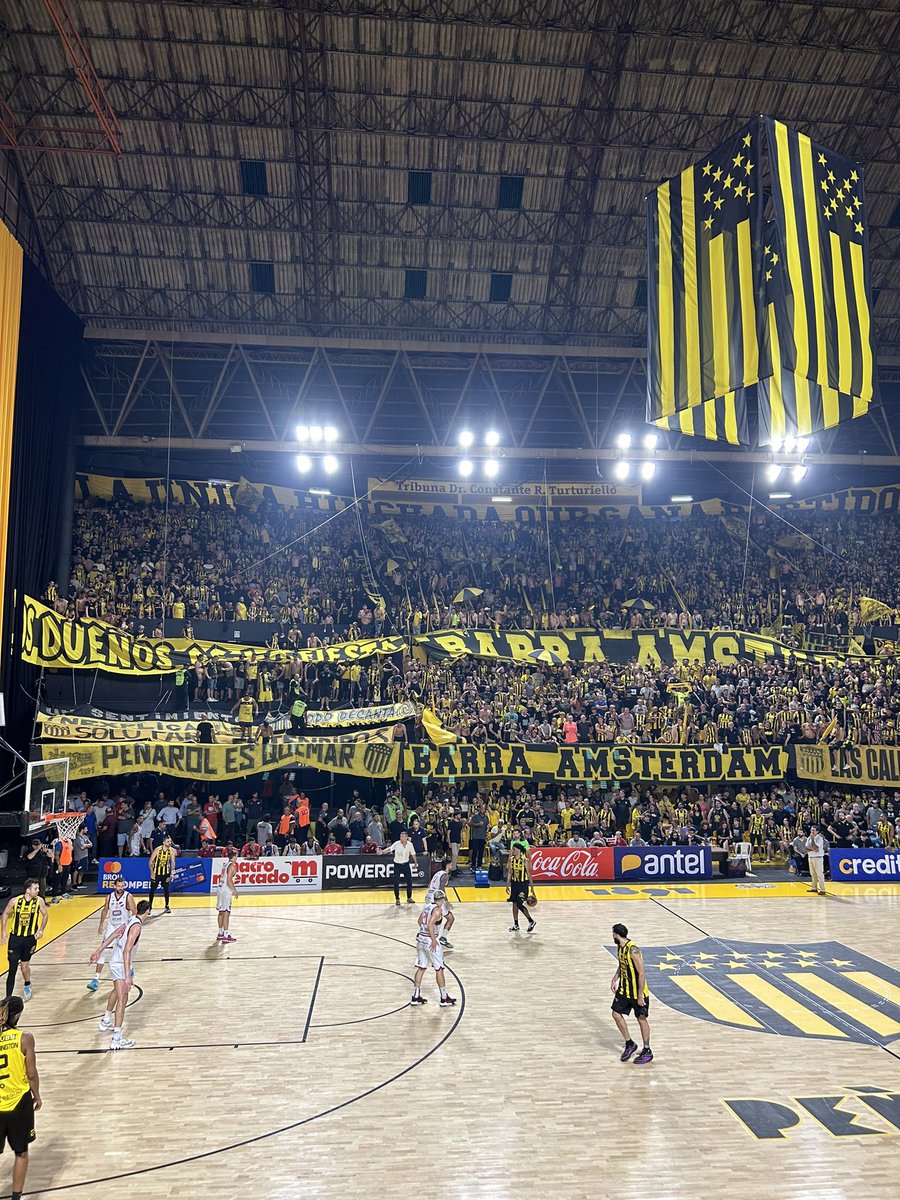 Una nueva victoria para Peñarol, nuevamente en el clásico, esta vez de local.
Superior de punta a punta, Nacional erró en las formas y en la lectura de juego.
El manya que le gana los dos clásicos de la fase regular a Nacional y se encamina a terminar primero.