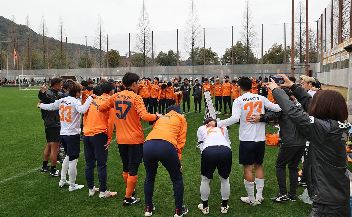 furesupo_park's tweet photo. キャンプ８日目！！

キャンプも終盤へ。
日を追うごとに、ハードな練習をされてます。

エスパルスさんから頂いた昨日までの
練習風景の写真をいくつかお届け致します。

#エスパルスファミリー
#spulse #ONEFAMILY
#鹿児島ふれあいスポーツランド
#ふれスポ #ふれすぽ
#furesupo #鹿児島
#かごしま https://t.co/Z5YhIq5ldV