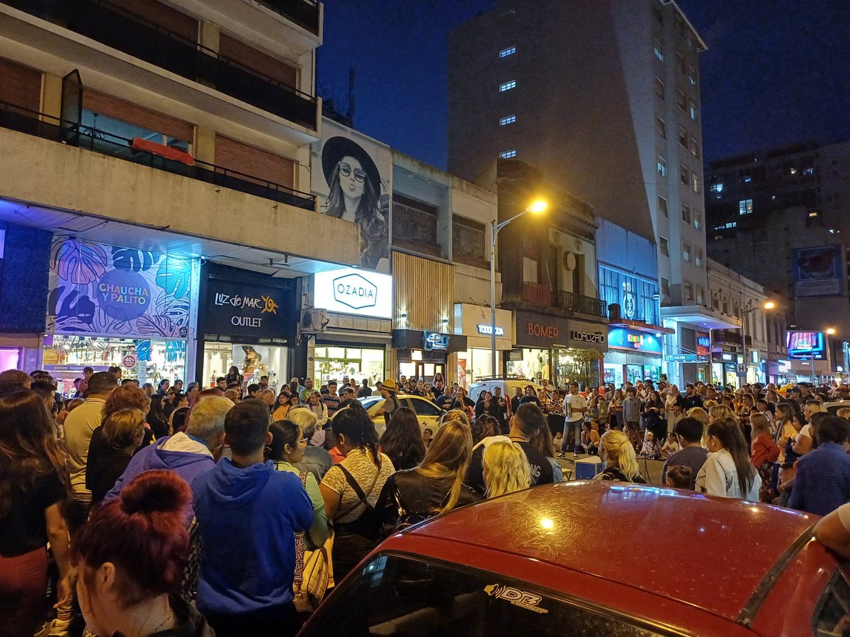 Alx09serrano's tweet photo. Esto No saldrá en noticias.
Pero esta es la gente que disfruta de su país, que se les ve con alegría, apesar de todo lo que esta atravesando argentina 🇦🇷 

#MarDelPlata https://t.co/hqP662lpua