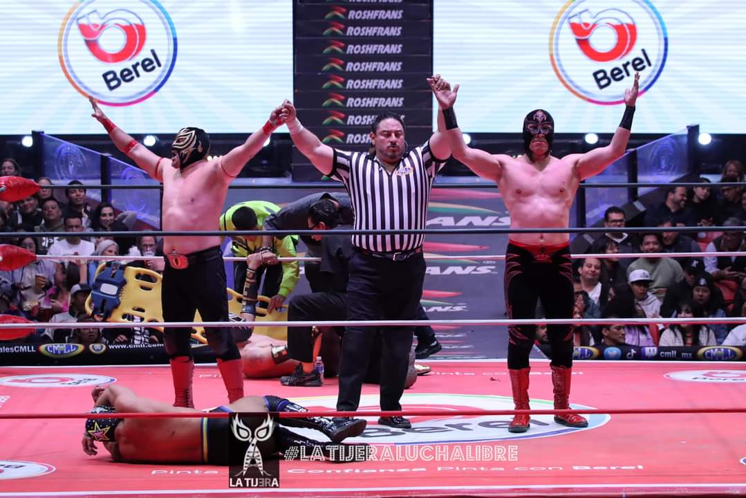 LaTijeraLucha's tweet photo. Arranca el #MartesDeArenaMexico con triunfo de la dupla ruda de #Grako y #SangreImperial, quienes aprovecha la falla de #OroJr al intentar apoyarse en la tercera cuerda para unas tijeras y se atora entre segunda y tercera, dejando en desventaja a #Astral, quien es presa fácil... https://t.co/wDoOO3eMe5