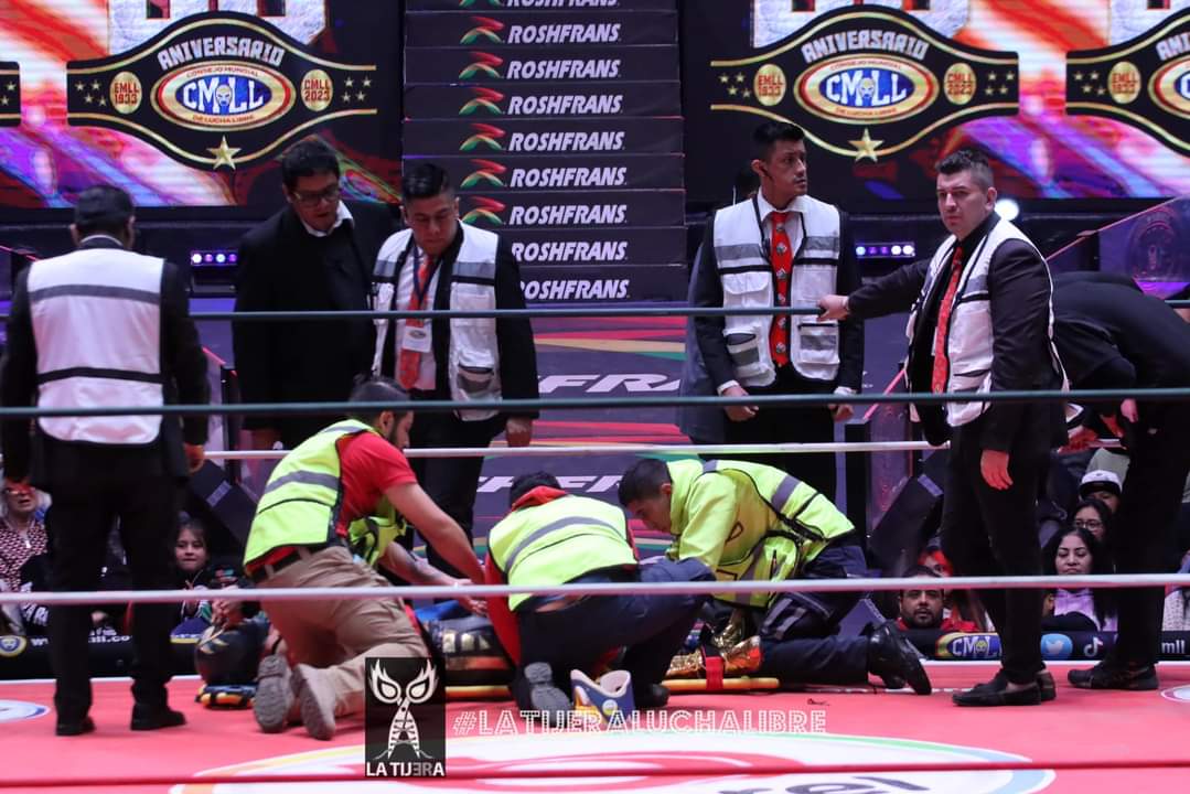 LaTijeraLucha's tweet photo. Arranca el #MartesDeArenaMexico con triunfo de la dupla ruda de #Grako y #SangreImperial, quienes aprovecha la falla de #OroJr al intentar apoyarse en la tercera cuerda para unas tijeras y se atora entre segunda y tercera, dejando en desventaja a #Astral, quien es presa fácil... https://t.co/wDoOO3eMe5