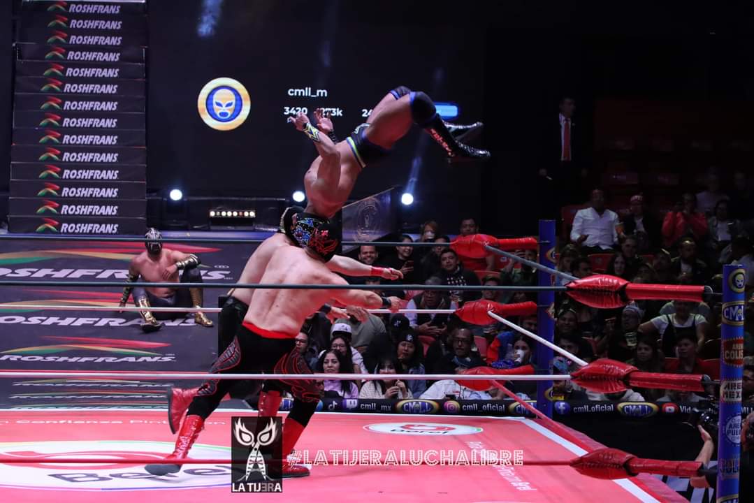 LaTijeraLucha's tweet photo. Arranca el #MartesDeArenaMexico con triunfo de la dupla ruda de #Grako y #SangreImperial, quienes aprovecha la falla de #OroJr al intentar apoyarse en la tercera cuerda para unas tijeras y se atora entre segunda y tercera, dejando en desventaja a #Astral, quien es presa fácil... https://t.co/wDoOO3eMe5