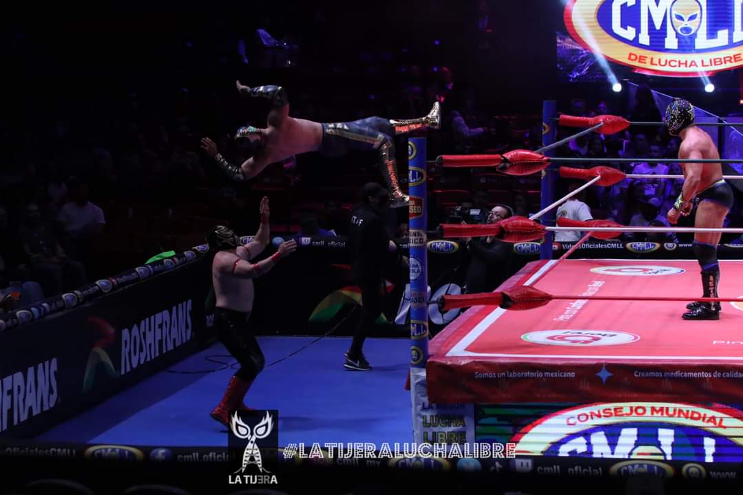 LaTijeraLucha's tweet photo. Arranca el #MartesDeArenaMexico con triunfo de la dupla ruda de #Grako y #SangreImperial, quienes aprovecha la falla de #OroJr al intentar apoyarse en la tercera cuerda para unas tijeras y se atora entre segunda y tercera, dejando en desventaja a #Astral, quien es presa fácil... https://t.co/wDoOO3eMe5