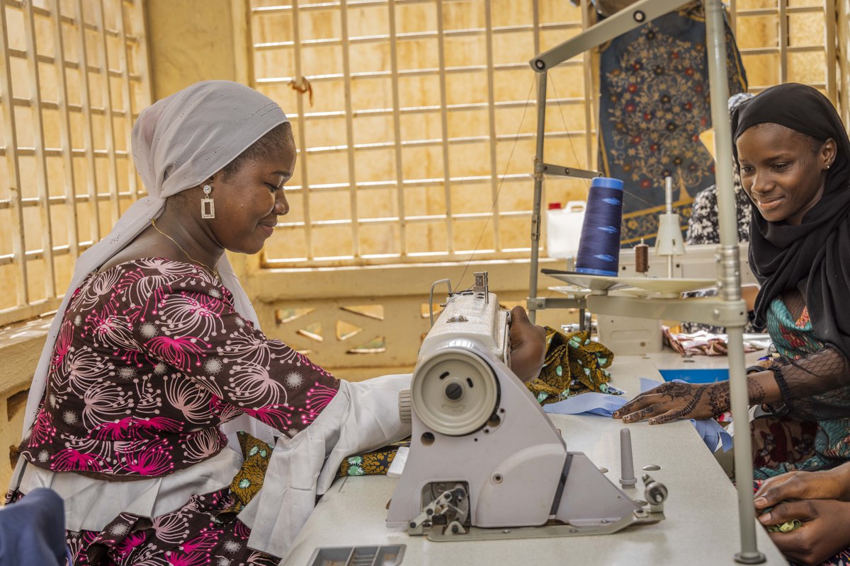 Lorsque les filles acquièrent des compétences, elles gagnent en autonomie, deviennent des ressources précieuses pour elles-mêmes, leurs familles et leurs communautés. Le succès des filles n'est pas seulement individuel, c'est une victoire collective pour le pays.