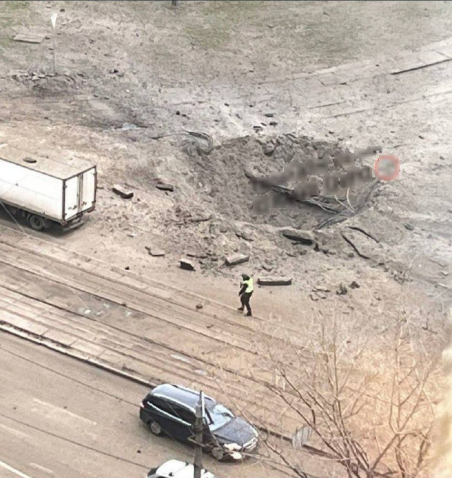 Einmal ein Raketentreffer der angeblich hochpräzisen russischen MFK in Kiew ein großes Loch im nichts. Auch Wohngebäude und zivile Infrastruktur hatte zu leiden. #RusslandIstUnserFeind