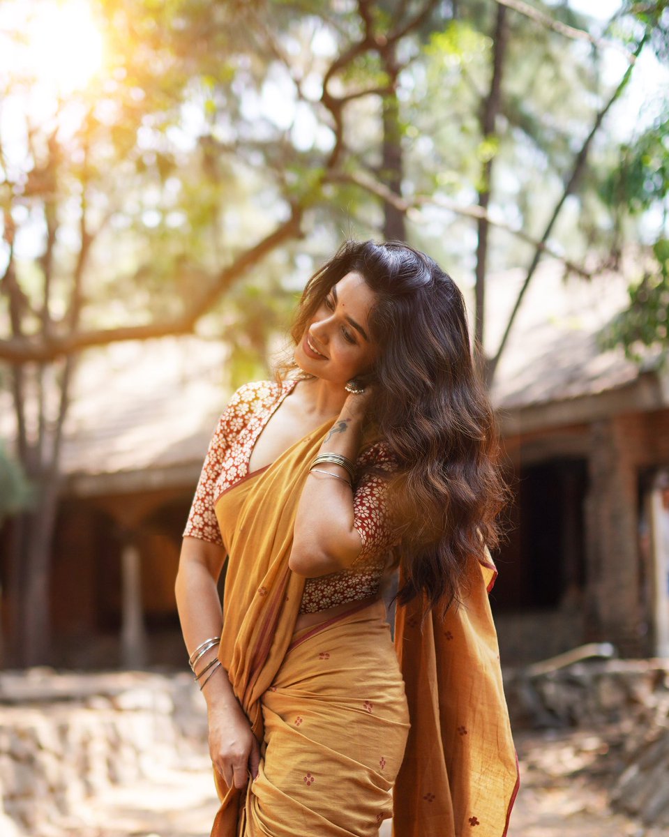 Actress #TejuAshwini steals the spotlight, draped in elegance and beauty in a saree! 💫 @teju_ashwini_