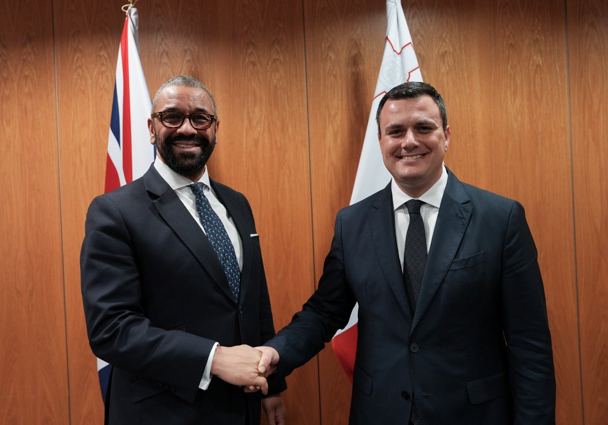 Constructive meeting with UK Home Secretary @JamesCleverly. Agreed on further collaboration to tackle organised crime, sharing of information for law enforcement purposes, Prisoner transfer agreement and cooperation on returns of failed asylum seekers to their country of origin.