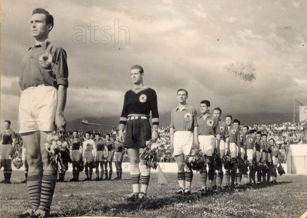 #Albania 🇦🇱, led by Loro Borici &amp; looking suitably heroic, line up for the concluding game of the 1946 #Balkan Cup versus #Romania 🇷🇴; effectively the #Final - winner takes all.
The story of Albania's International debut is here 👇
amazon.co.uk/Inside-Hermit-…
