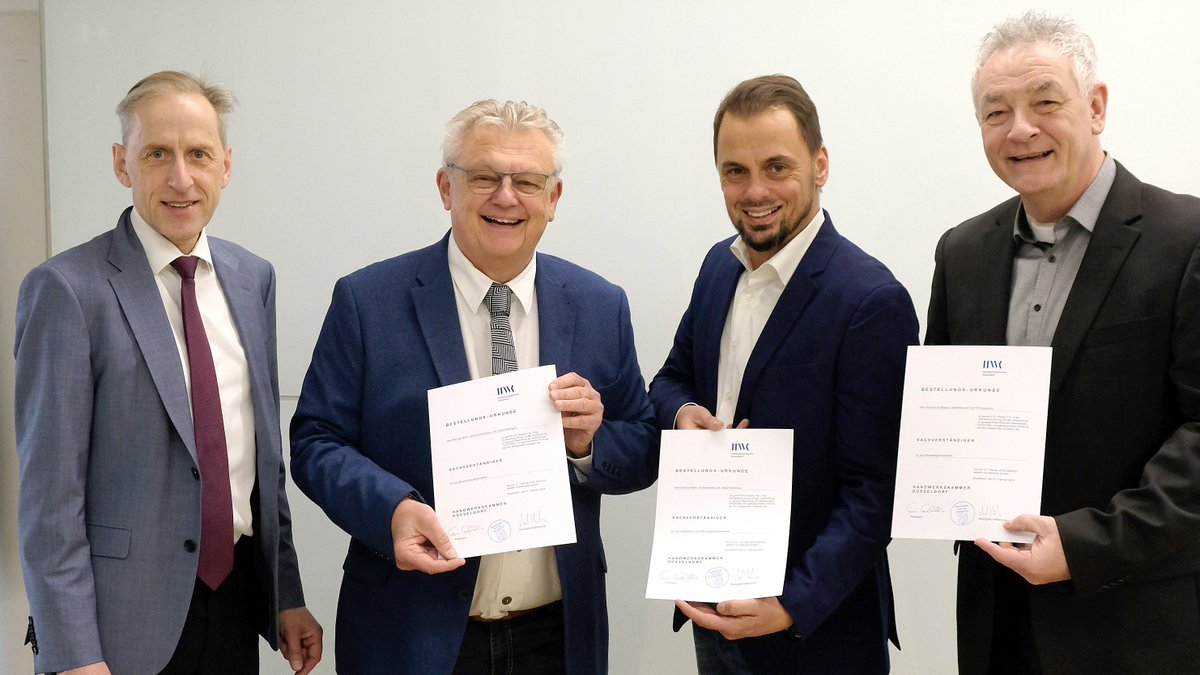 Drei neue Sachverständige aus dem Bezirk der HWK Düsseldorf wurden vereidigt und erhielten die Bestellungsurkunde aus der Hand von Kammer-Hauptgeschäftsführer Dr. Axel Fuhrmann. #Handwerk (Foto: Wilfried Meyer)