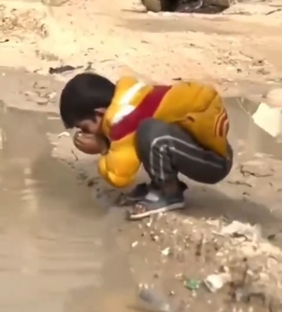A boy from northern Gaza drinks contaminated water from the street amid Israel's ongoing war of starvation and thirst.
#AirDropAidForGaza