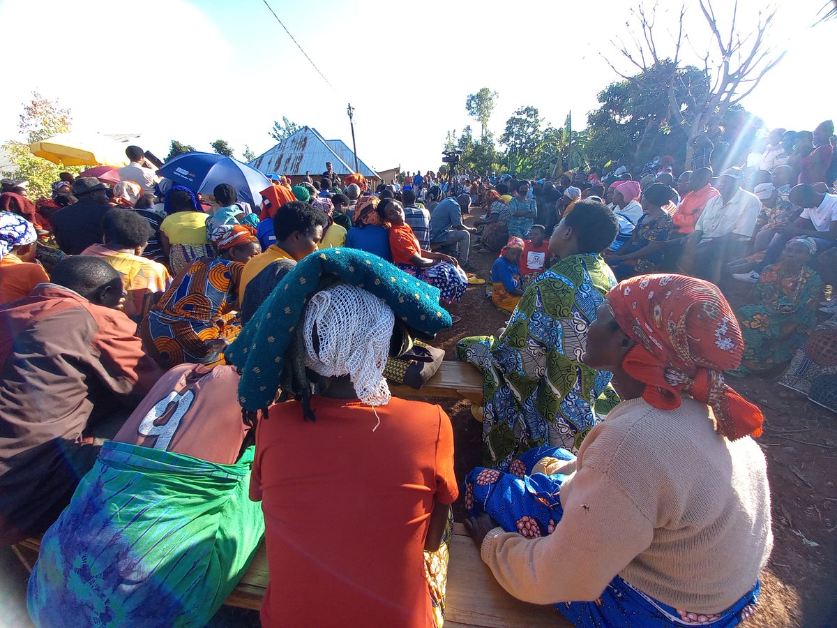 SectorNkanka's tweet photo. 06/02 muri gahunda ya  *MUYOBOZI CA INGANDO MU BAWE* Mayor @DrKibiriga   yasuye abaturage b'umudugudu wa Rugaragara,  Kinyaga C ,Nkanka S @RusiziDistrict aganira nabo kuri gahunda za Leta, gukomeza kubungabunga umutekano.Yanakemuriye abaturage ibibazo.#TUJYANEMO @GNTIVUGURUZWA https://t.co/fqgFGzqXBW