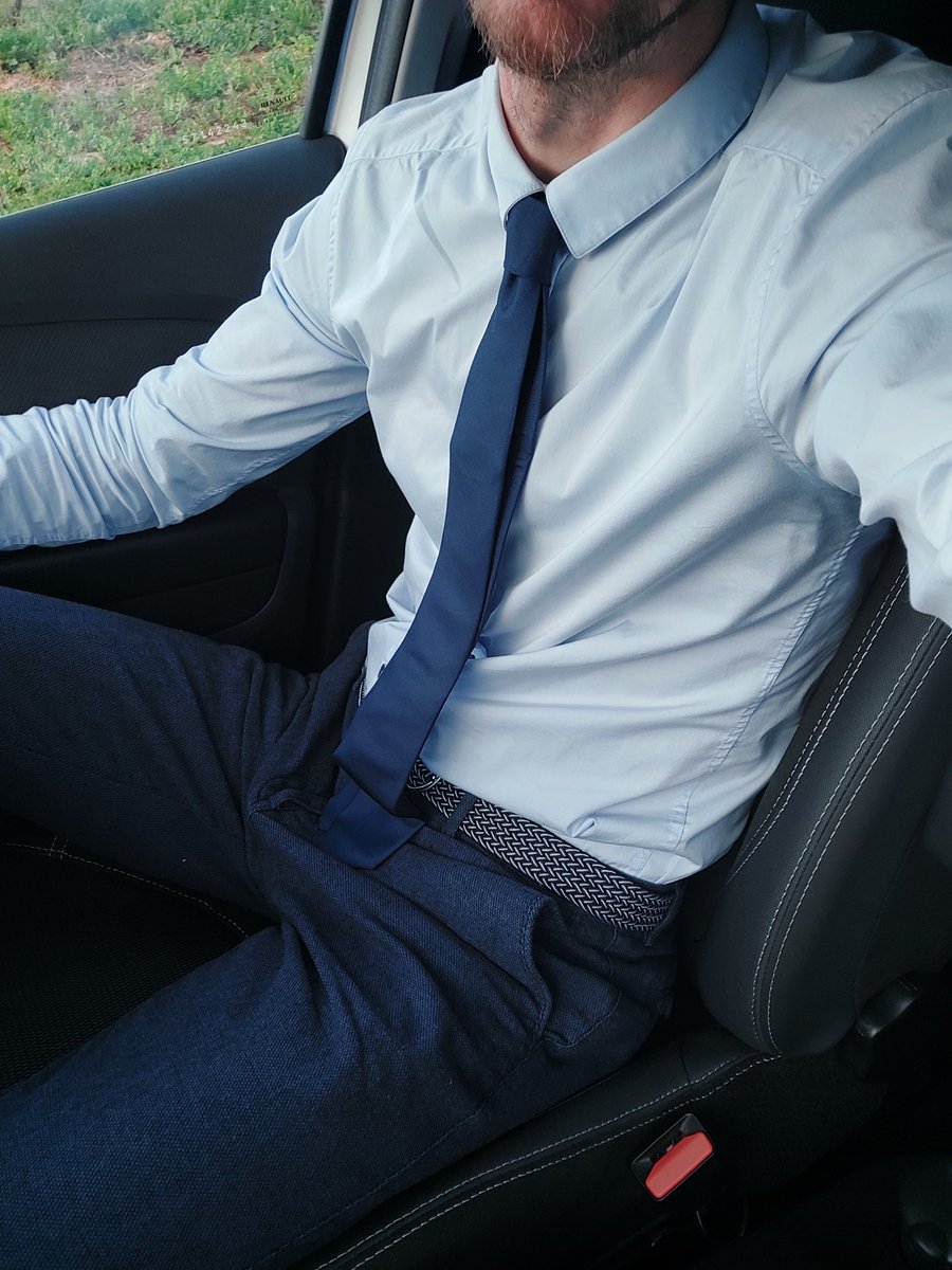 Rt si tu kiffes les mecs en chemise et cravate😜