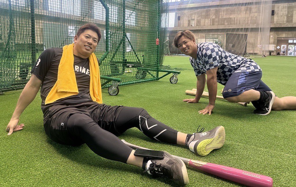 現千葉ロッテマリーンズ　角中勝也選手　実使用スパイク 角中勝也 選手と #愛斗 選手。似てますよね？ 「あ、それ、前から言
