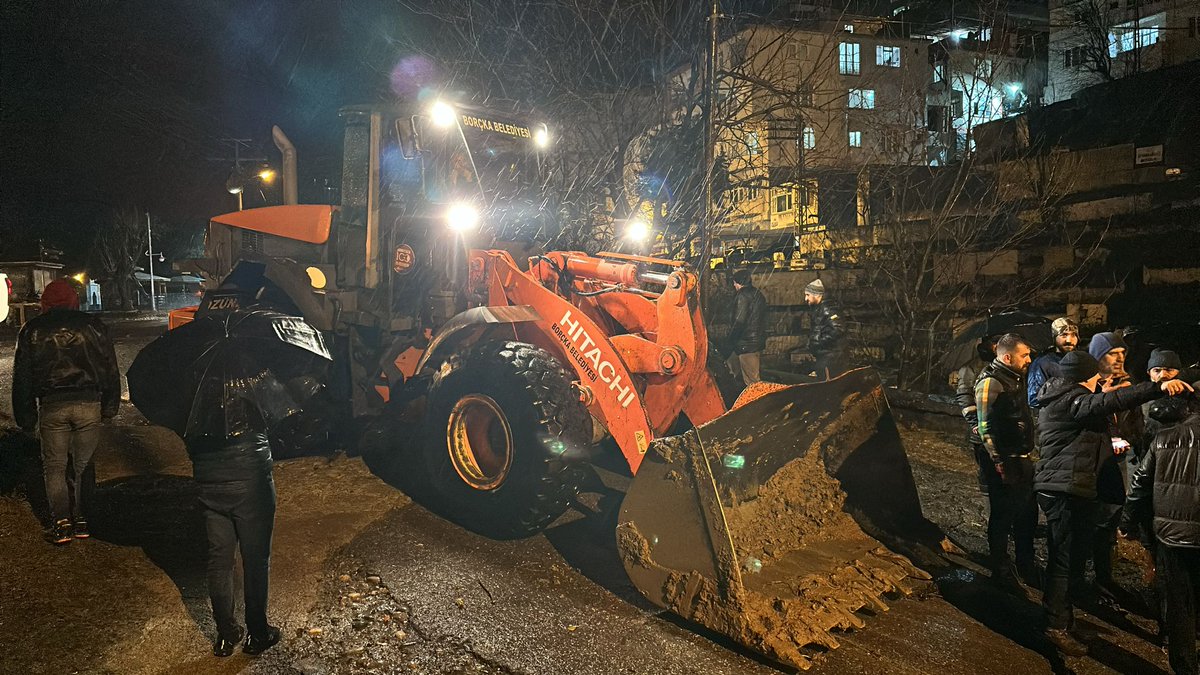 Geçmiş olsun Borçka... 6 Şubat'taki aşırı yağışlar, kentimizde sel ve heyelana neden oldu. Evler ve işyerleri zarar gördü. Ekiplerimiz tahliye ve kurtarma çalışmaları yürütüyor. Hasar tespiti yapılıyor. Zararların giderilmesi için çalışıyoruz.