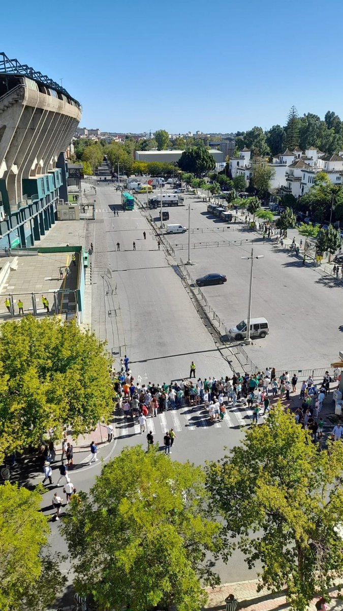 TinteroVB's tweet photo. Viendo esta imagen que se repite cada dos semanas en el Villamarín se me vienen dos únicas preguntas a la mente, ¿POR QUÉ? Y ¿QUIÉN?

- ¿Por qué las aficiones de TODA España MENOS LA NUESTRA, puede acompañar al bus de su equipo, recibirlo en el estadio a escasos metros y casi poder meterse en el hotel de concentración a la salida de los jugadores? Esta situación se agrava cuando en la MISMA CIUDAD se trata diferente a dos equipos.

- ¿Quién es el responsable? ¿El Betis? Sinceramente, lo dudo, al menos responsable directo, me explico, puede ser responsable indirecto al no pelear más por resolver esta situación. ¿Ayuntamiento? ¿Policía Nacional? El caso es que alguien tiene que haber que por x o por y, ve en la afición del Betis un problema o algo diferente al resto para tratarnos de esta manera, INJUSTA POR CIERTO.

- El malestar de la afición bética crece cuando se da la situación de que SOLO A NOSOTROS nos hacen esto. Ver por redes sociales, por televisión…como Osasuna, Athletic, Atleti, Valencia, Sevilla, Real Sociedad…acompañan al bus de su equipo hasta casi meterse debajo del vehículo y a nosotros no se nos permite hacer lo mismo, pues obviamente incrementa el malestar, porque si ves que todo el mundo está igual pues como se dice, mal de muchos consuelo de tontos.

@RealBetis TRABAJEN POR ARREGLAR ESTO, por hacer que a la que llamáis la MEJOR AFICIÓN se sienta respaldada por vosotros. TRABAJEN porque el fútbol sea de los aficionados.
