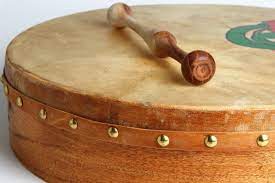 RythmnCo's tweet image. Today's featured instrument is the Irish bodhrán, a unique frame drum known for its distinctive sound in traditional Irish music. 🍀🥁 #IrishMusic #Bodhran