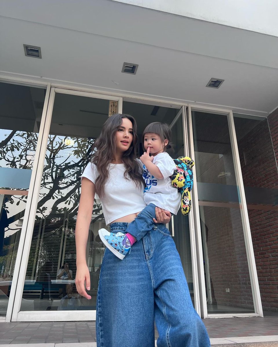 urassayacontent's tweet photo. Matching outfits, Yaya looks like abigail's mum here 😅🤍 

#ญาญ่า #yayaurassaya #urassayas #urassayasperbund https://t.co/Uno48e3uMr