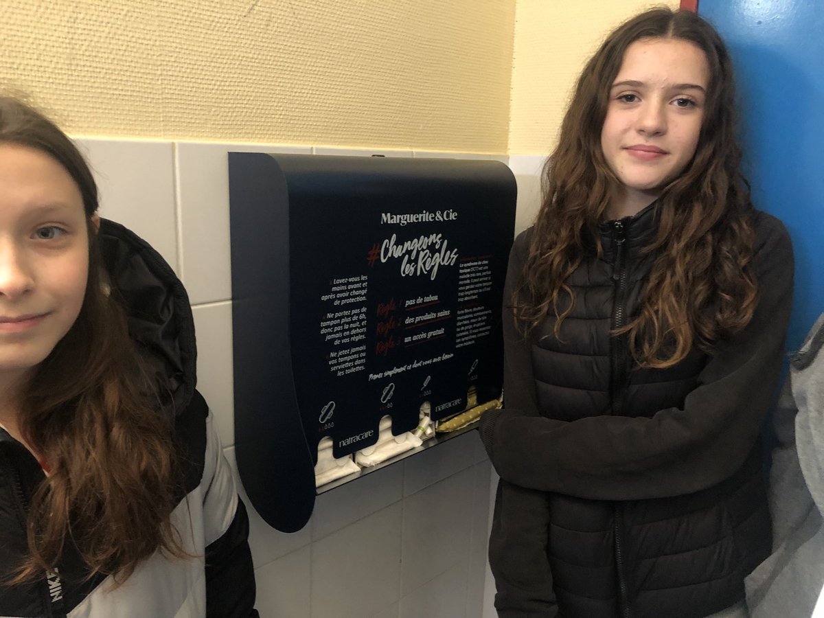 Installation d’un distributeur de protections menstruelles en accès gratuit au collège Georges David <a href="/ClgGDavid86/">Collège de Mirebeau</a>  Merci à l’association La Pousse et aux élèves du CVC pour leur action en faveur de l’égalité femme homme 🙏