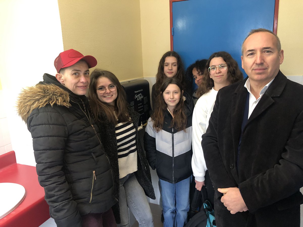 ClgGDavid86's tweet photo. Installation d’un distributeur de protections menstruelles en accès gratuit au collège Georges David @ClgGDavid86  Merci à l’association La Pousse et aux élèves du CVC pour leur action en faveur de l’égalité femme homme 🙏 https://t.co/MPzSeIYex9