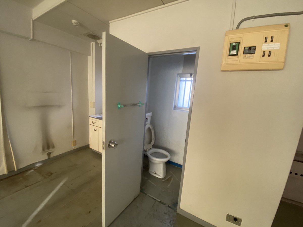 ShareBp's tweet photo. トイレも交換！

雪の影響で建材が来ないのが辛い。 https://t.co/UyHzIHXAdN