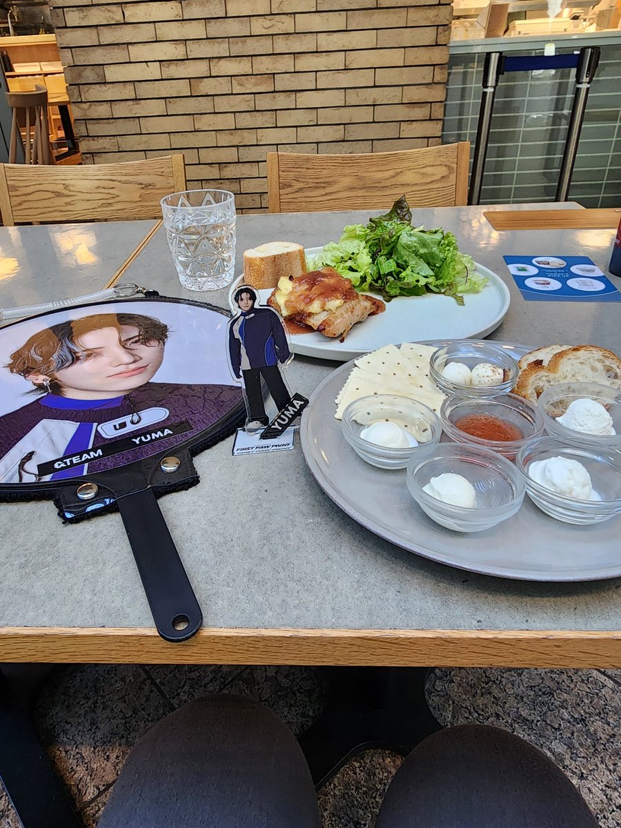 ゆうまくん🐋🐈
横浜きて、membership特典受け取りと、グッズ販売が終わって、遅めのランチです❗
ワッペンも、あと1個だけですが、全部揃えてハウリングしたいなぁ❗
今夜のコンサート、遠くて高い3階からの応援、頑張ります‼️3階も、見てね💖