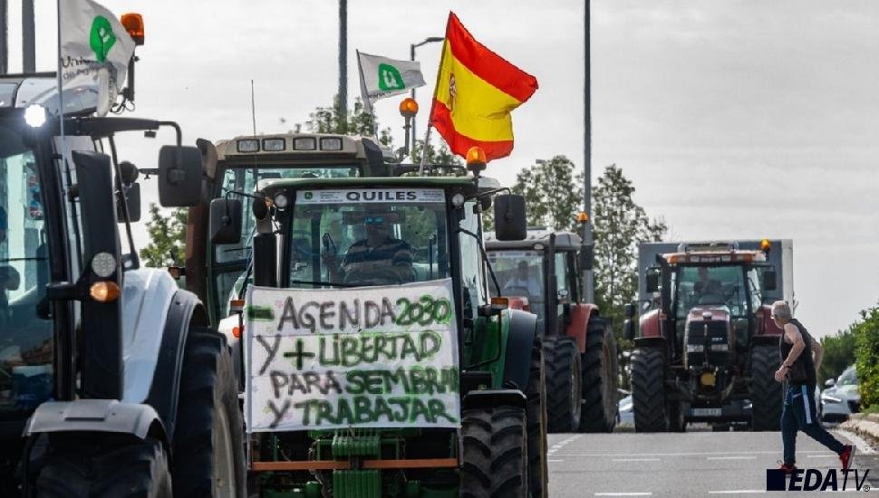 JRCR_1949's tweet photo. Ha sido aparecer la Agenda 2030 en las protestas del campo y ya tenemos a todos los putones mediáticos y políticos desprestigiando a los manifestantes y calificándolos de extrema derecha. 
Ahí les duele.
Bien por los campesinos...!!! https://t.co/urqi96UEem