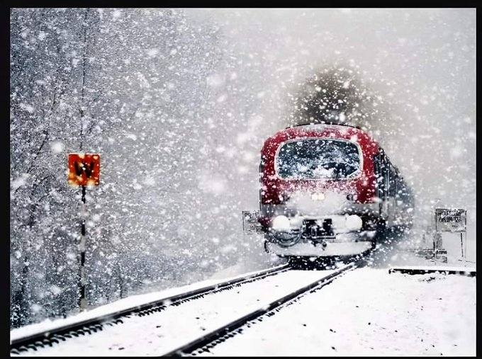 Khas_Kashmir's tweet photo. Mesmerizing scenes as the Kashmir train glides through a snowy wonderland! ❄️🚂#Kashmir #GulmargMagic #InternetShutdown #IPL2024 #TheKeralaStory #RoseDay #PayTMCrisis #YesBank #SidKiara #TejRan https://t.co/WKCPCdZzO9