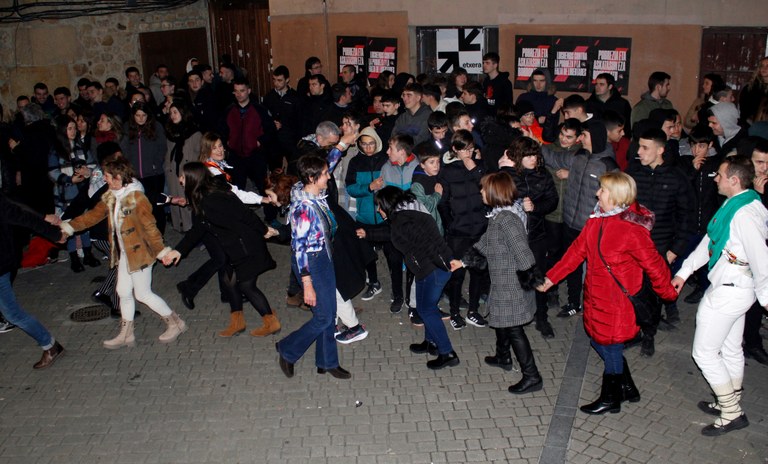 18 urterekin dantzatu ezin izan zuten zortzikoa 60 urterekin plazaratu dute Itziar Perez, Iosune Mazkiaran, Nani Iriarte  eta Kasilda Lopezek. Orduan, emakume izateagatik,  Altsasun Santa Ageda festa ezin izan zuten bere osotasunean ospatu, aurten bai. 
dantzan.eus/kidea/amaiurar…