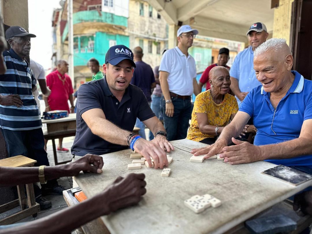 La actitud es expulsarlos de nuestra ciudad, se burlan y nos saquean. Ya salió Ali Waked, el príncipe del mal en Colón a pasear entre ustedes. Mejor que ellos se arrepientan por haber hecho mucho daño a Colón, todo por su ambición. 

¡COLÓN NO LES PERTENECE! ¡SE VAN!