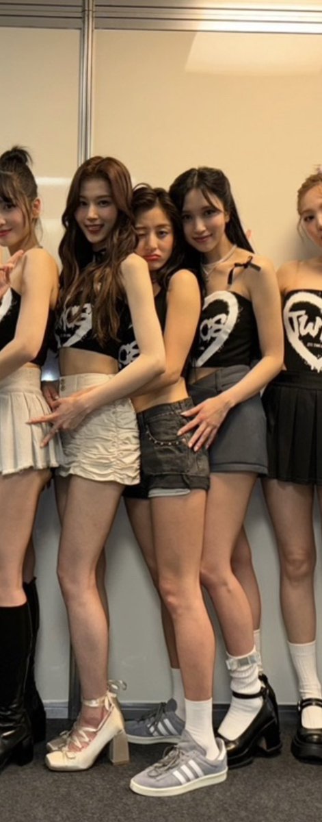 twoapplesjihyo's tweet photo. HOW TO BE JIHYO WTFFF I WANT TO BE IN A TALL FEMME SANDWICH TOO https://t.co/fDRUE2JYz7
