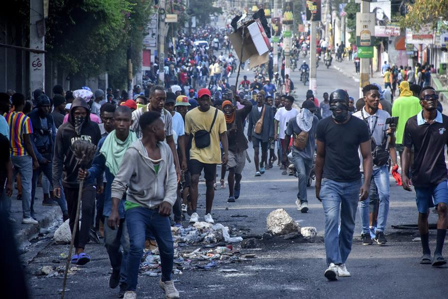 #Mundo

Se intensifican las manifestaciones antigubernamentales en Haití; hay al menos un herido

elcomentario.ucol.mx/?p=59167

#ElComentario #ProtestasAntigubernamentalesHaití #ViolenciaExtrema #BandasArmadasHaití #RenunciaArielHenry